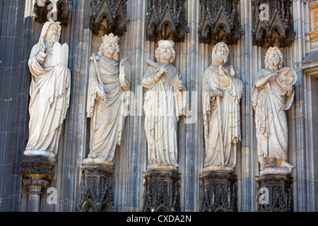 Les chiffres de calcaire d'un Apôtre sur le portail principal, Koelner Dom, la cathédrale de Cologne, Germany, Europe Banque D'Images