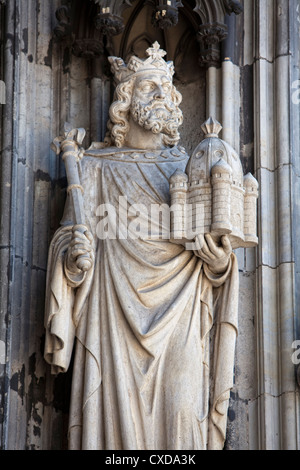 La figure de calcaire d'un Apôtre sur le portail principal, Koelner Dom, la cathédrale de Cologne, Germany, Europe Banque D'Images