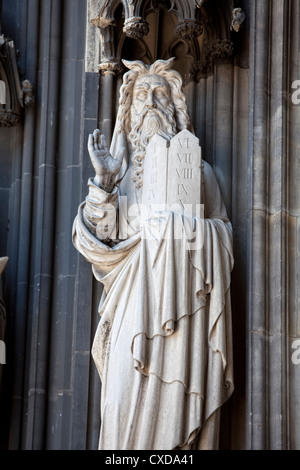 La figure de Moïse de calcaire sur le portail principal, Koelner Dom, la cathédrale de Cologne, Germany, Europe Banque D'Images