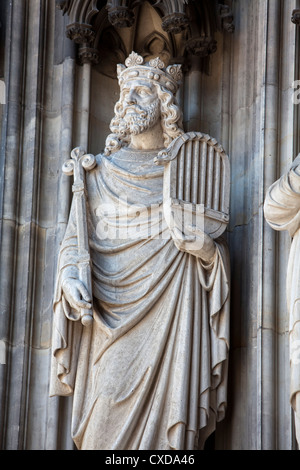 La figure de calcaire du roi David avec une lyre, instrument à cordes, ancienne Koelner Dom, la cathédrale de Cologne, Germany, Europe Banque D'Images