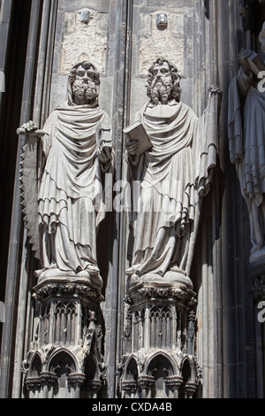 Les chiffres de calcaire d'un Apôtre sur le portail principal, façade ouest, la cathédrale de Cologne, Germany, Europe Banque D'Images