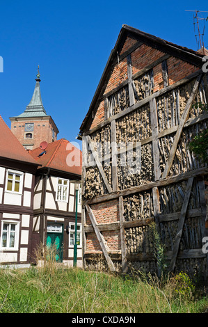 Maisons à pans de bois en face de la tour de l'église St Catherine, Lenzen Elbe, Brandenburg, Germany, Europe Banque D'Images