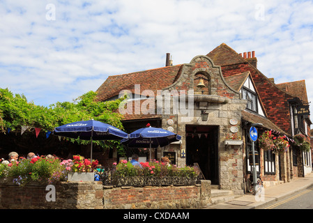 Le pub ye Old Bell Inn du XVe siècle, situé dans la ville historique du port de Cinque, accueille des personnes assises à l'extérieur en été. Seigle Sussex Angleterre Royaume-Uni Banque D'Images