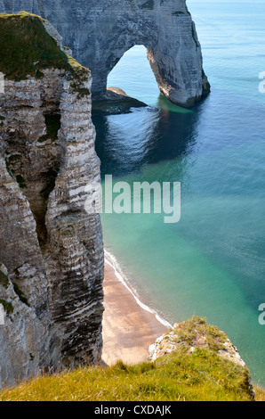 En aval célèbres falaises d'Etretat en France et à l'arche naturelle "La Manneporte" et la plage de Jambourg. Banque D'Images