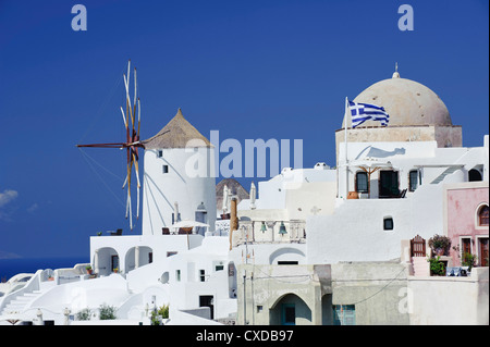 Moulin à Ia ville avec pavillon de la Grèce sur l'île de Santorin, Grèce Banque D'Images