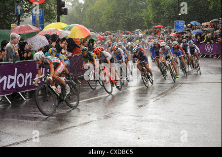 Les cyclistes dans la course sur route des femmes les Jeux Olympiques de 2012 à Londres Banque D'Images