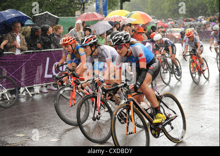 Les cyclistes dans la course sur route des femmes les Jeux Olympiques de 2012 à Londres Banque D'Images