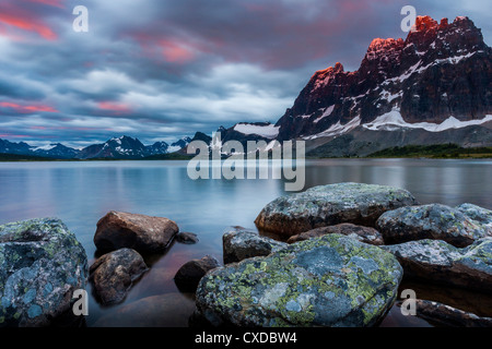 Lever du soleil peint l'extrémité des remparts au-dessus du lac Amethyst dans le Tonquin Valley dans le parc national Jasper, Alberta, Canada. Banque D'Images