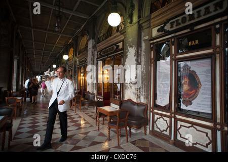 Un serveur au Café Florian à Venise, Italie. Banque D'Images