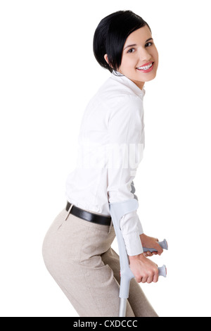 Happy young businesswoman en béquilles, isolé sur blanc. Personne handicapée dans le travail. Banque D'Images