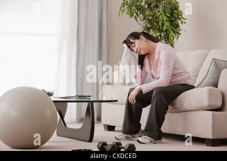 Asian woman relaxing après l'exercice Banque D'Images