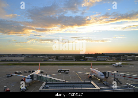 Au coucher du soleil d'aéronefs au Terminal Nord, l'aéroport de London Gatwick, Crawley, West Sussex, Angleterre, Royaume-Uni Banque D'Images