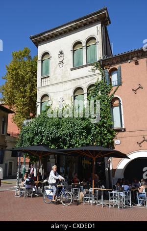 Cafe à Via Palazzo, Mestre, Venise, Venise, Vénétie, province de l'Italie Banque D'Images