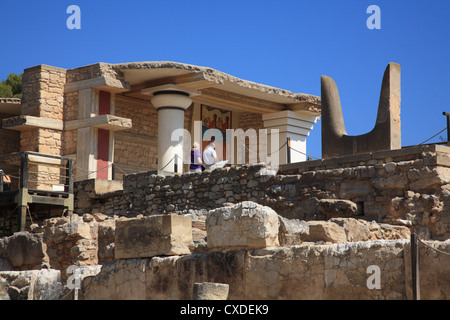 Couloir de la Procession, en plein air et du Propylon, cornes double sacré Palais Minoen de Knossos en Crète, Cyclades, Grèce Banque D'Images