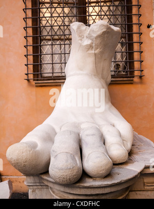 En pied vestige du statue romaine de l'empereur Constantin II, musée du Capitole, Rome, Italie. Banque D'Images