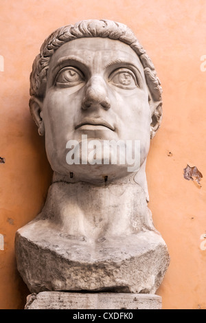 En tête de l'empereur Constantin II, Flavius Claudius Constantinus, Musée du Capitole, Rome, Italie Banque D'Images