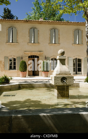 Fontaine à eau à l'extérieur de l'entrée de la Provence country house Banque D'Images