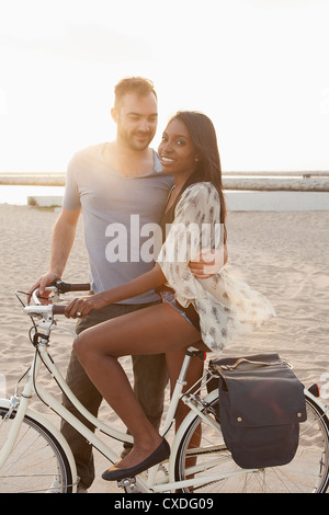 Couple avec location on beach Banque D'Images