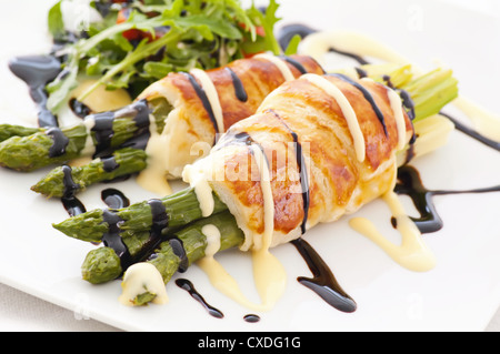 Asperges vertes cuites dans la pâte feuilletée Banque D'Images