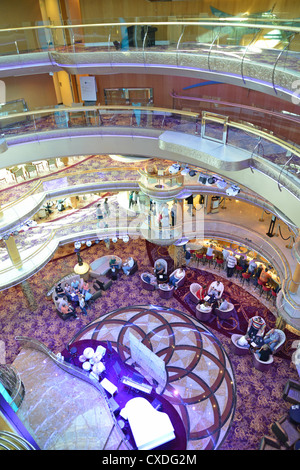 L'atrium et le hall de la 'Royal Caribbean Grandeur of the Seas' bateau de croisière, Mer Adriatique, Mer Méditerranée, Europe Banque D'Images