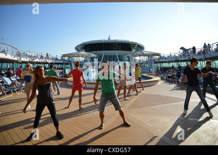 Une troupe de danse sur la terrasse du 'Royal Caribbean Grandeur of the Seas' bateau de croisière, Mer Adriatique, Mer Méditerranée, Europe Banque D'Images