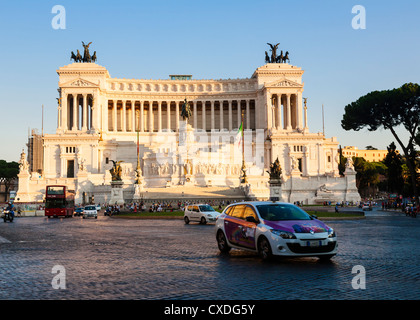 Monument de Vittorio Emanuele II, connu localement comme le gâteau de mariage, la Piazza Venezia, Rome, Latium, Italie. Banque D'Images