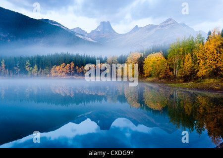 L'aube sur l'étang de coin de Kananaskis en Alberta. Banque D'Images