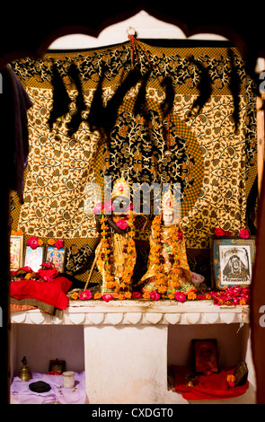 Krishna et Radha de statues dans le petit temple Hindou Banque D'Images