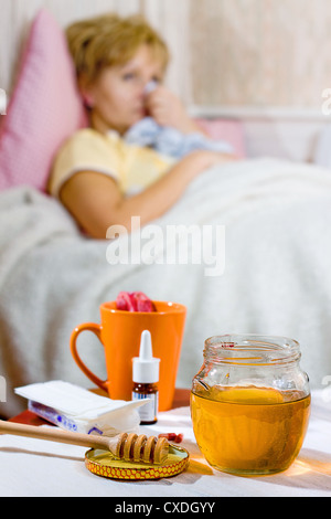 Jeune femme malade avec tasse de thé Banque D'Images