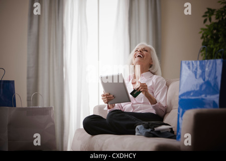 Caucasian woman shopping online with credit card Banque D'Images