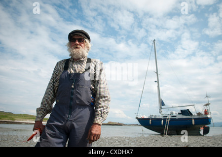 Marin sur l'île écossaise de Eigg (l'Œuf) tend ses récoltes dans un potager par la mer sur une journée ensoleillée. Banque D'Images