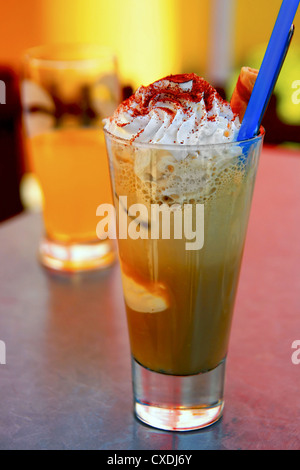 Café avec crème fouettée et la crème glacée Banque D'Images