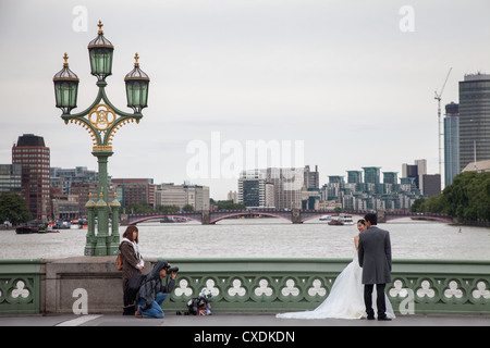 Une femme et un homme poser pour photos de mariage de Westminster Bridge London Lambeth Bridge en arrière-plan Banque D'Images