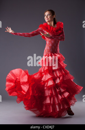 Jeune femme flamenco dancer posing in red Banque D'Images