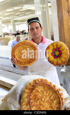 L'ouzbek Nan pain vendu dans les marchés de Samarkand. Banque D'Images