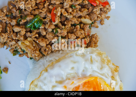 Pad Moo Krapow, épicé sauté de porc à l'œuf frit et thaï basilic sacré, la cuisine Thaïlandaise Banque D'Images