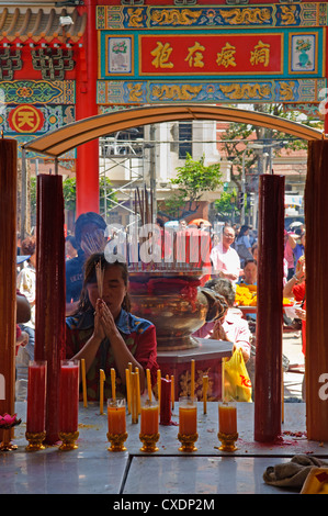 Bougies et d'encens d'éclairage pour la bonne chance pendant le Nouvel An chinois à Wat Mangkon Kamalawat dans le quartier chinois de Bangkok Banque D'Images