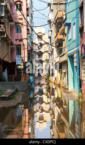 Scène de rue indienne inondés après la pluie dans la ville de Puttaparthi, Andhra Pradesh, Inde Banque D'Images