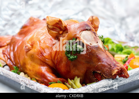 Décorées et porc rôti sur un plat Banque D'Images