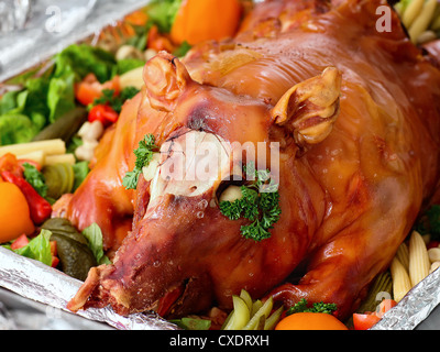 Décorées et porc rôti sur un plat Banque D'Images