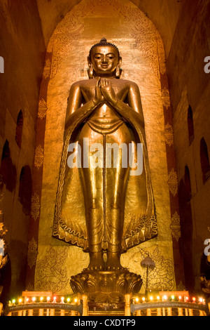 Statue de Bouddha, orientée sud, Pahto Ananda Bagan (Pagan), le Myanmar (Birmanie), l'Asie Banque D'Images