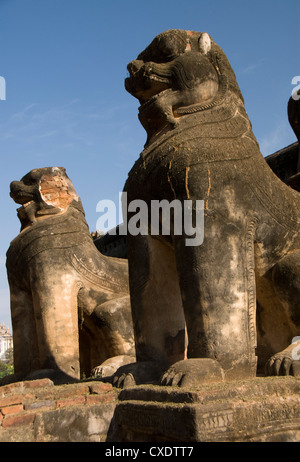 Chinthe statues, moitié lion et moitié dragon, Mimalaung Kyaung, Bagan (Pagan), le Myanmar (Birmanie), l'Asie Banque D'Images