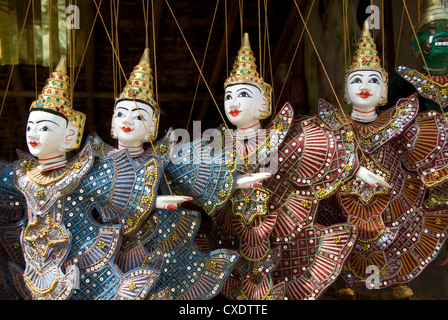 Des marionnettes pour vente, Bagan (Pagan), le Myanmar (Birmanie), l'Asie Banque D'Images