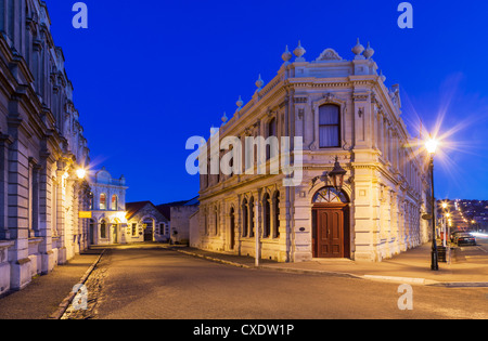 L'époque victorienne Oamaru, Otago, Nouvelle-Zélande, éclairé au crépuscule. Le sujet principal est le critère Hôtel. Banque D'Images