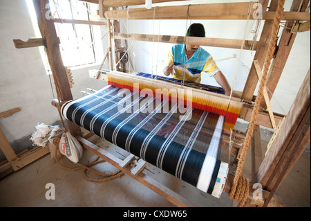 L'homme de soie colorés de tissage sur métier à tisser, sari domestique rural l'Orissa, Inde, Asie Banque D'Images