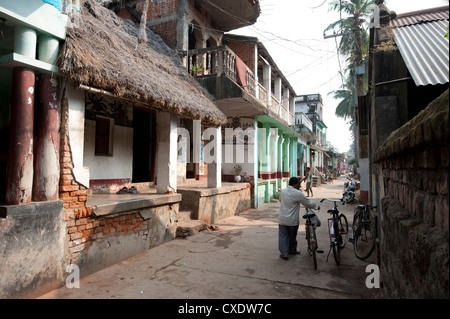 Artistes maisons aux toits de chaume dans rue principale du village des artistes, Raghurajpur, Orissa, Inde, Asie Banque D'Images