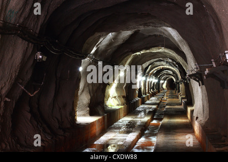 Longue marche en mode tunnel sombre avec la lumière Banque D'Images