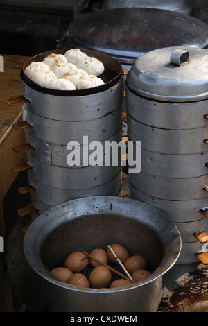 Peking quenelles et oeufs thé dans une cuisine Banque D'Images