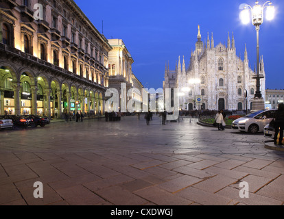 La Piazza Duomo à la brunante, Milan, Lombardie, Italie, Europe Banque D'Images