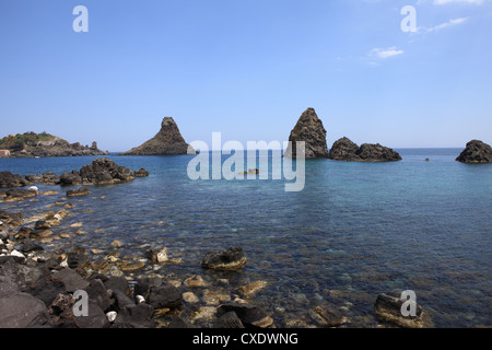 Faraglioni, Acitrezza, Province de Catane, Sicile, Italie, Méditerranée, Europe Banque D'Images